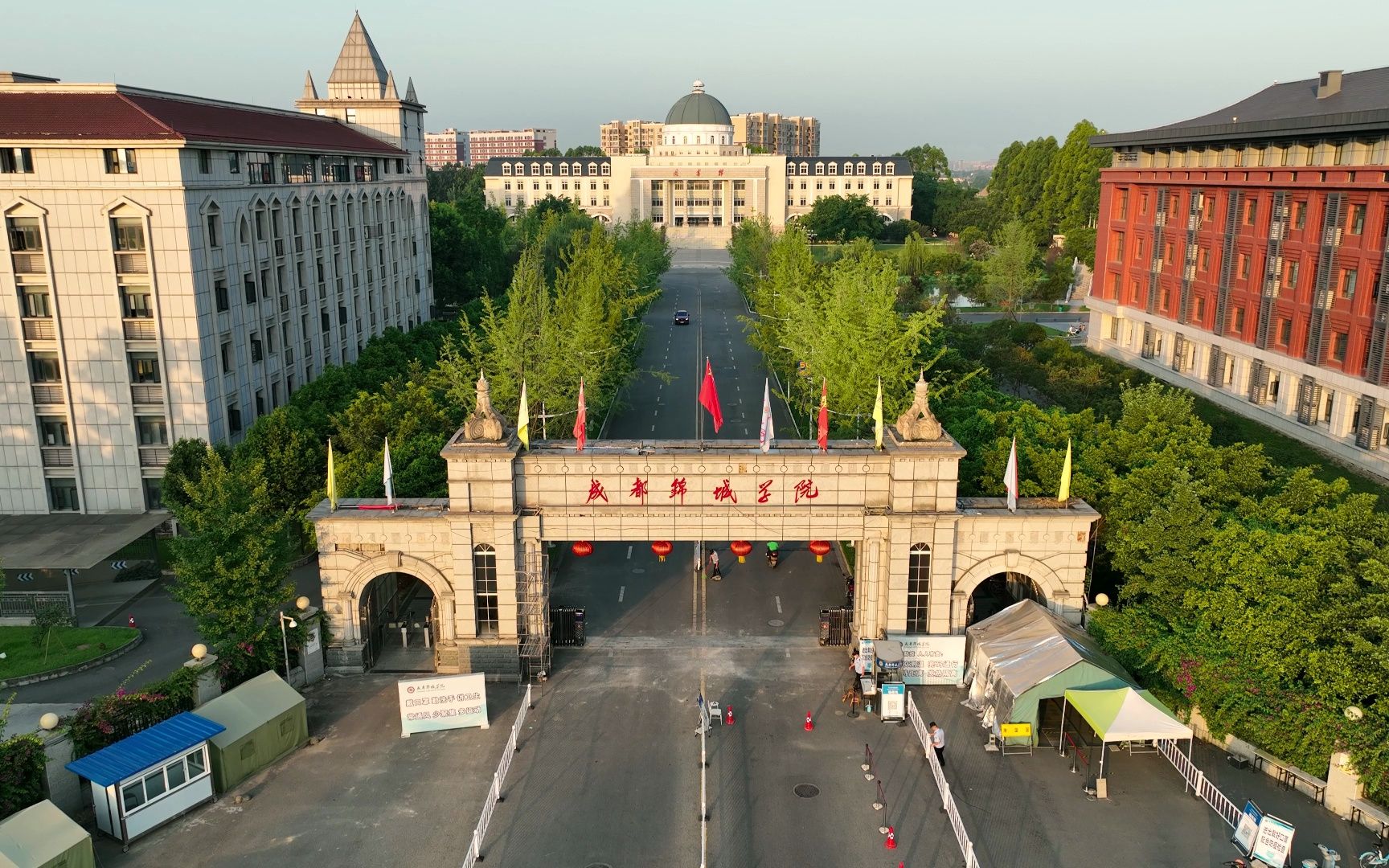 四川大学锦城学院校门图片